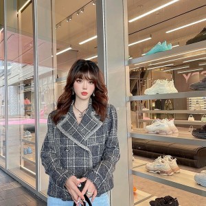 Chanel香奈兒頂級原單高仿22SS早秋灰色格子翻領雙排扣外套原版購入打版定制大翻領口設計黑灰配色簡約大氣配上高端定制扣子整體奢華又吸睛超顯氣質