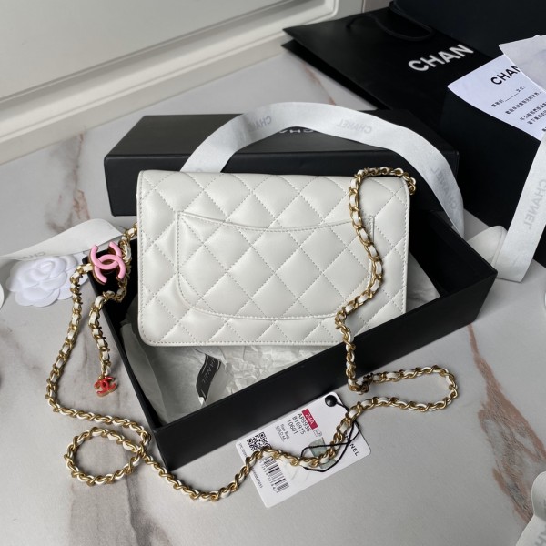 Chanel香奈兒高仿製品新款woc Ap3938白色小羊皮配彩扣包包