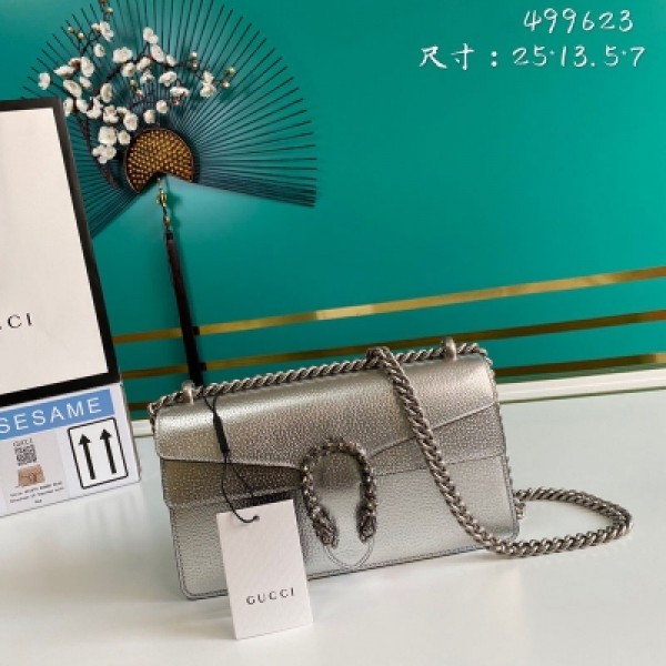 GUCCI古馳 新款。市場頂級獨家控貨，專櫃品質 採用進口牛皮，原廠五金！精緻做工。獨家實物拍照品質如圖可見。款號: 499623。尺寸：寬25*高13.5*側寬7。顏色：銀色