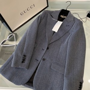 GUCCI古馳 2021ss 簡約大氣職場必備西裝外套經典版型全新細紋撞色面料超大牌！俐落的剪裁細節一樣完美 十米開外就能感受到的幹練氣場 完全不需要費心搭配的款式 輕鬆穿出隨意高級感 現貨發售 配防塵袋哦SML