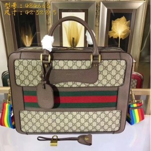 【GUCCI-古馳】 十年打造專業GUCCI 市場頂級獨家控貨， 專櫃品質 採用進口牛皮，原廠五金！精緻做工。 獨家實物拍照 品質如圖可見 。款號：484663。尺寸：42*32*8.5