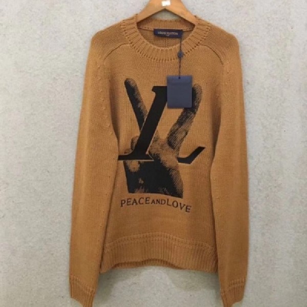 LV路易威登新款，Louis Vuitton 原版一比一定制，簡單logo圓領看起來很簡單的一款毛衣！原版入手 細節超贊 實物顏色更美膩整齊劃一沒有技術一流的師傅作業系統都沒有這麼完美的作品！男女同款都可以穿 碼數：S