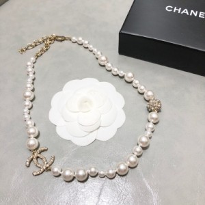 Chanel香奈兒 新款項鍊 純手工微鑲施華洛水晶，鏈子用星星做點綴。簡潔又不失細節的精緻 戴上就不會想要取下來，妥妥虜獲一眾仙女歡心！