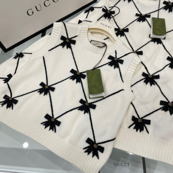 GUCCI古馳 2021ss 限量款手工蝴蝶結系列每個女生都無法拒絕的溫柔美好 定制的象牙白純棉紗線親膚有質感 標誌性復古菱形格裝飾刺繡logo蝴蝶結點綴黑色珠珠吊墜簡直美到極致 黑白配色絕美大氣 定制的貝殼紐扣細節都很