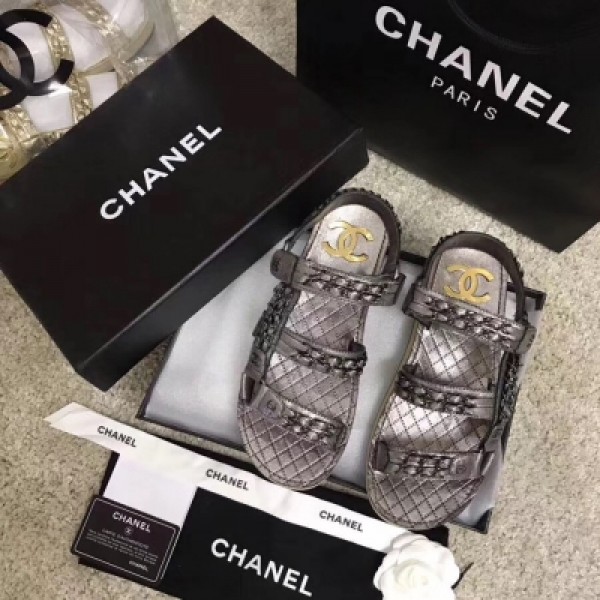 【CHANEL】18ss頂級秀款鏈條 魔術貼涼鞋系列 今夏最美的香奶奶這一季最火爆一組涼鞋之一！十足的奢華感！銷魂的美 妥妥的百搭款 、它的氣場足以駕馭任何搭配！正品購回1:1複刻，頂級代工廠原單複製、頂級貨版本 超級