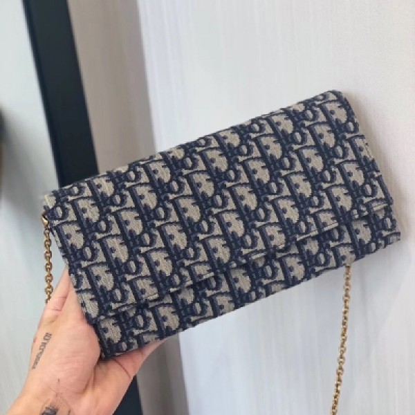 Dior迪奧 Oblique Clutch Bag Dior掀起一層復古潮流 一貫而言 Oblique圖紋占主導 一再宣誓主權的美 手包 斜挎包 單肩包 統統搞定 ～內搭設計也是滿滿的贊 TICKETS . PASSPO