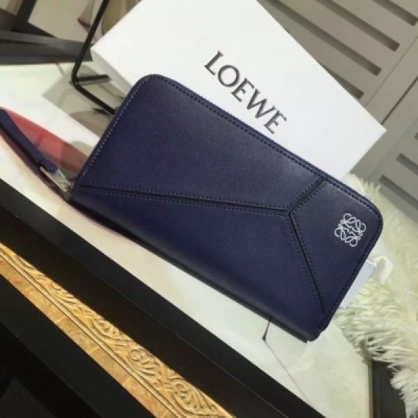 Loewe西班牙 皇室御用品牌 最新拼接包來襲！手感超贊！雜誌主推！明星最愛！搭配拼接大包很潮很拉風哦尺寸：19Cm