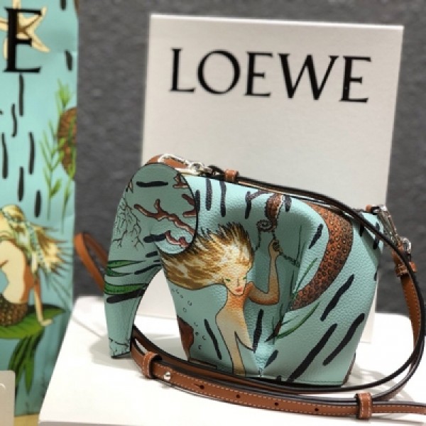 【Loewe羅意威獨家正品最新水果系包裝發售！盒子內置進口馬達加斯加拉菲草】頂級2018LOEWE 小象 ，萌爆潮流尖端! 大小來得剛剛好，身高約16CM，底部橫直徑約12CM。上身顯精緻，日常出門裝備口紅 ，粉餅，鑰匙