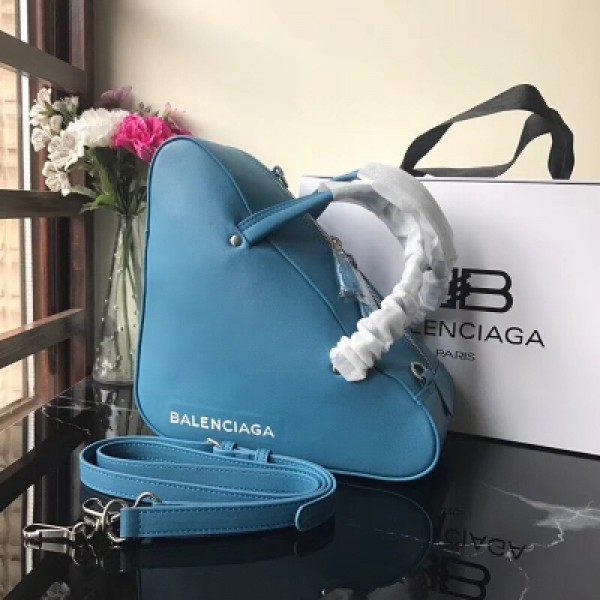 Balenciaga巴黎世家三角包深受各大時尚明星和博主的追捧。進口原單小羊皮，裡外全羊皮 尺寸30cm 海藍色超喜歡