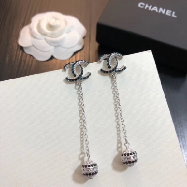 Chanel香奈兒 耳釘正品春夏新品 正品黃銅底材搭配各種日常和約會造型，隨性又經典 美美小仙女推薦自留