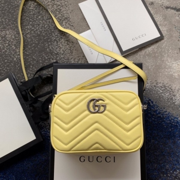 GUCCI古馳 原廠皮 Gucci 相機包 馬卡龍448065 小號絕對讓你滿意牛皮材質羊皮手感柔軟又細滑配上雙G扣復古俏皮春夏無敵百搭尺寸也是大眾化手機口紅粉餅啥的裝下完全沒問題！尺寸：18*6*12cm 配原廠包裝