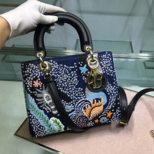 Dior迪奧 Lady Dior 五格刺繡海底世界 翻蓋式手提包，點綴“水”元素刺繡，內裡配羊筋，搭配肩背帶。淡金色金屬配飾，可調節細肩背帶，可手提亦可肩背或斜挎，尺寸：24 x 20 x 11釐米，型號 : M0565