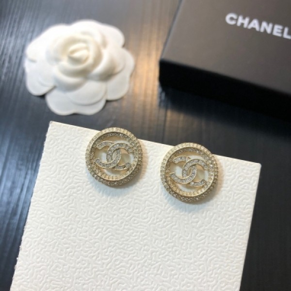 CHANEL香奈兒 新品小香兒耳釘 正品黃銅底材 頂級電鍍工藝 施華洛世奇鑽 通勤、度假 搭配各種造型，隨性又經典 個性小仙女推薦必備自留款