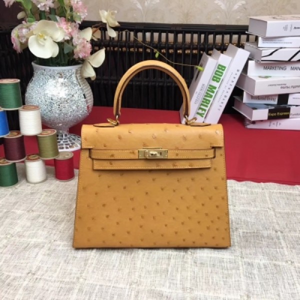 愛馬仕Hermes Kelly 25cm 進口頂級鴕鳥 全手工打造 進口蠟線 原廠五金 【稻草黃】金扣每一個環節都力求完美，每一針一線都透著工匠精神！